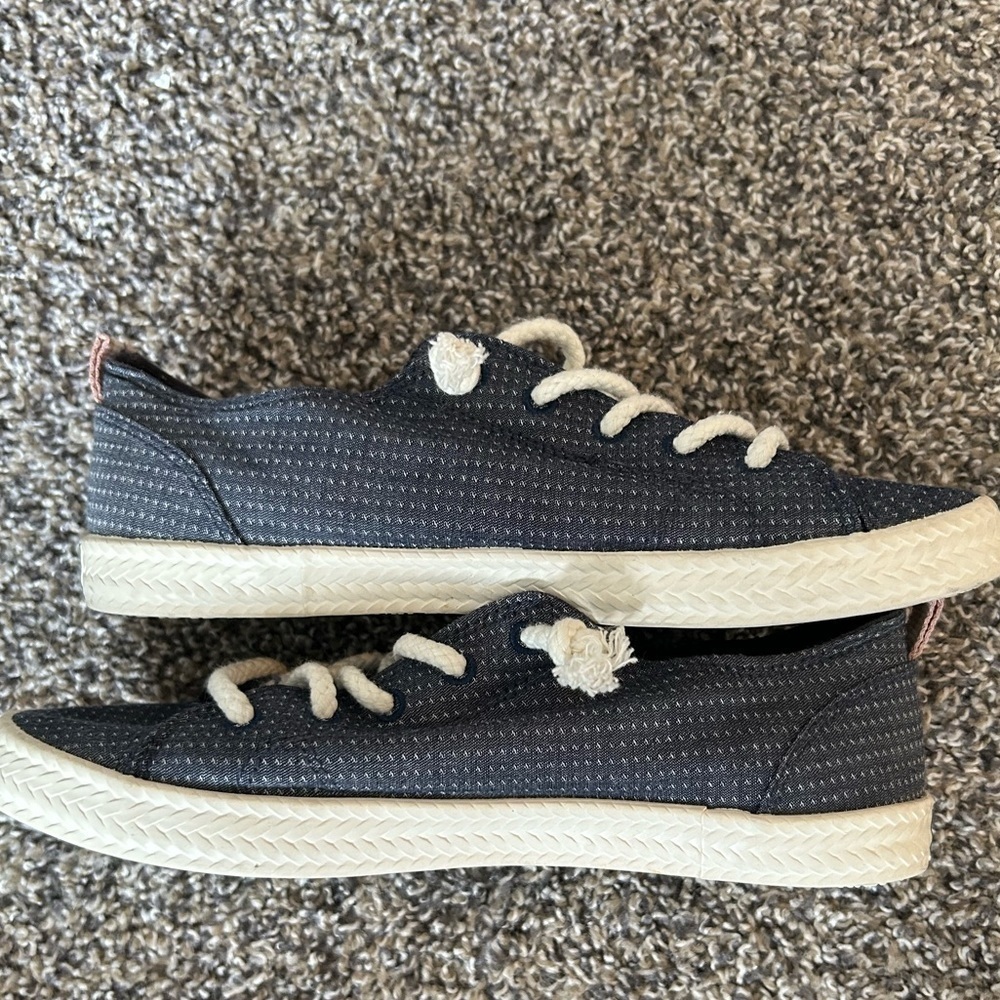 5/$25 Billabong women’s slip on memory foam insole fashion sneaker size 7 - Picture 4 of 8